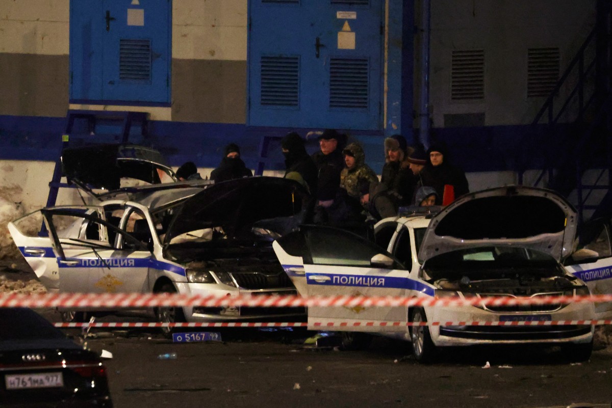Suicide bombing kills police officer in Moscow